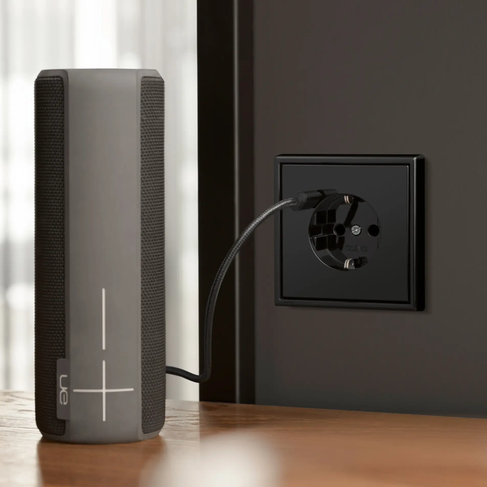 LS990_KS_GAL_JUNG_AMBI-PH-LS990_USB-Socket_SWM_Speaker_CMYK