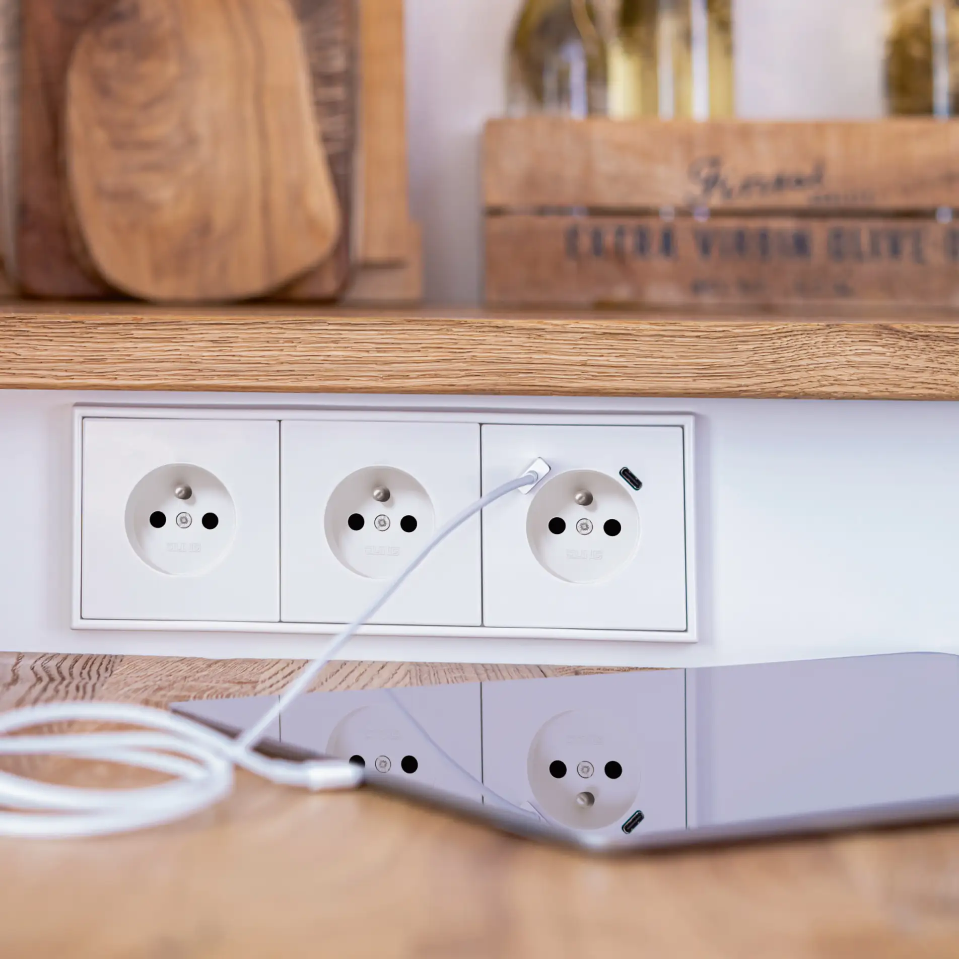 LS990_KS_GAL_JUNG_AMBI-PH_LS990_USB_DSC8699_FR-Socket_CMYK