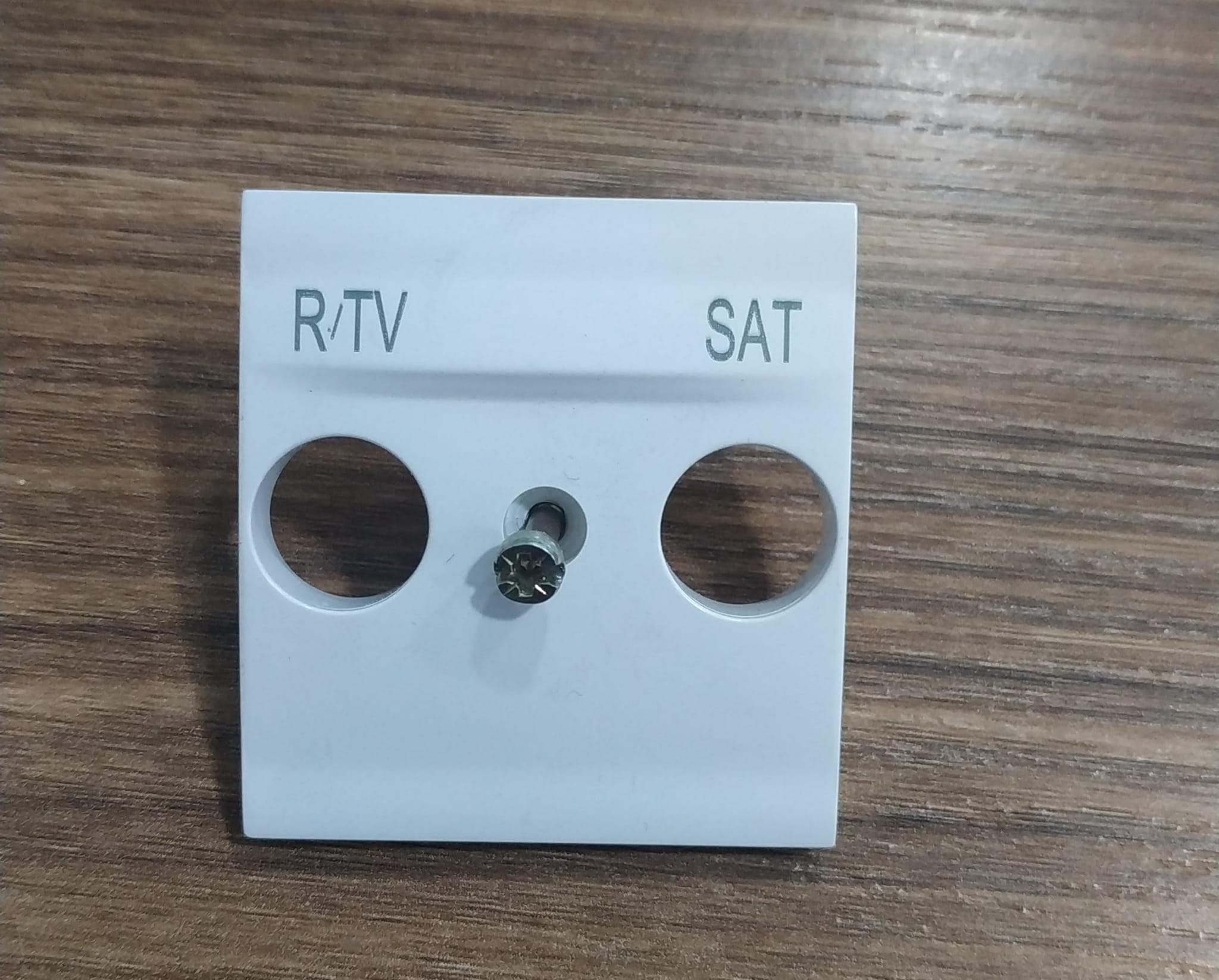 Caja 13 carátulas toma R/Tv/Sat ancho Eunea Unica