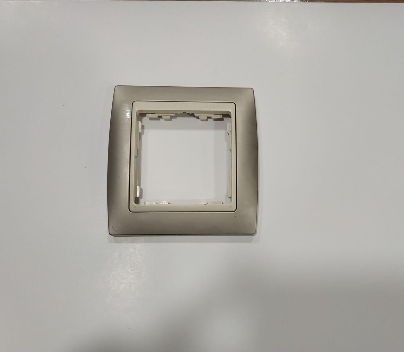 Marco Simon 82 82714-34 1 elemento cava mate marfil con defecto