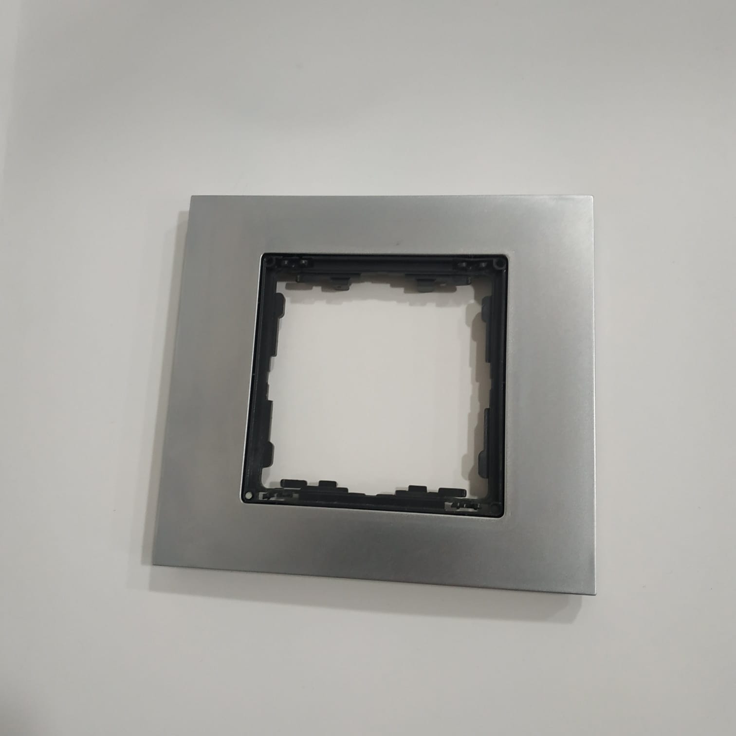 Marco 1 elemento aluminio / zócalo aluminio – Simon Nature 82