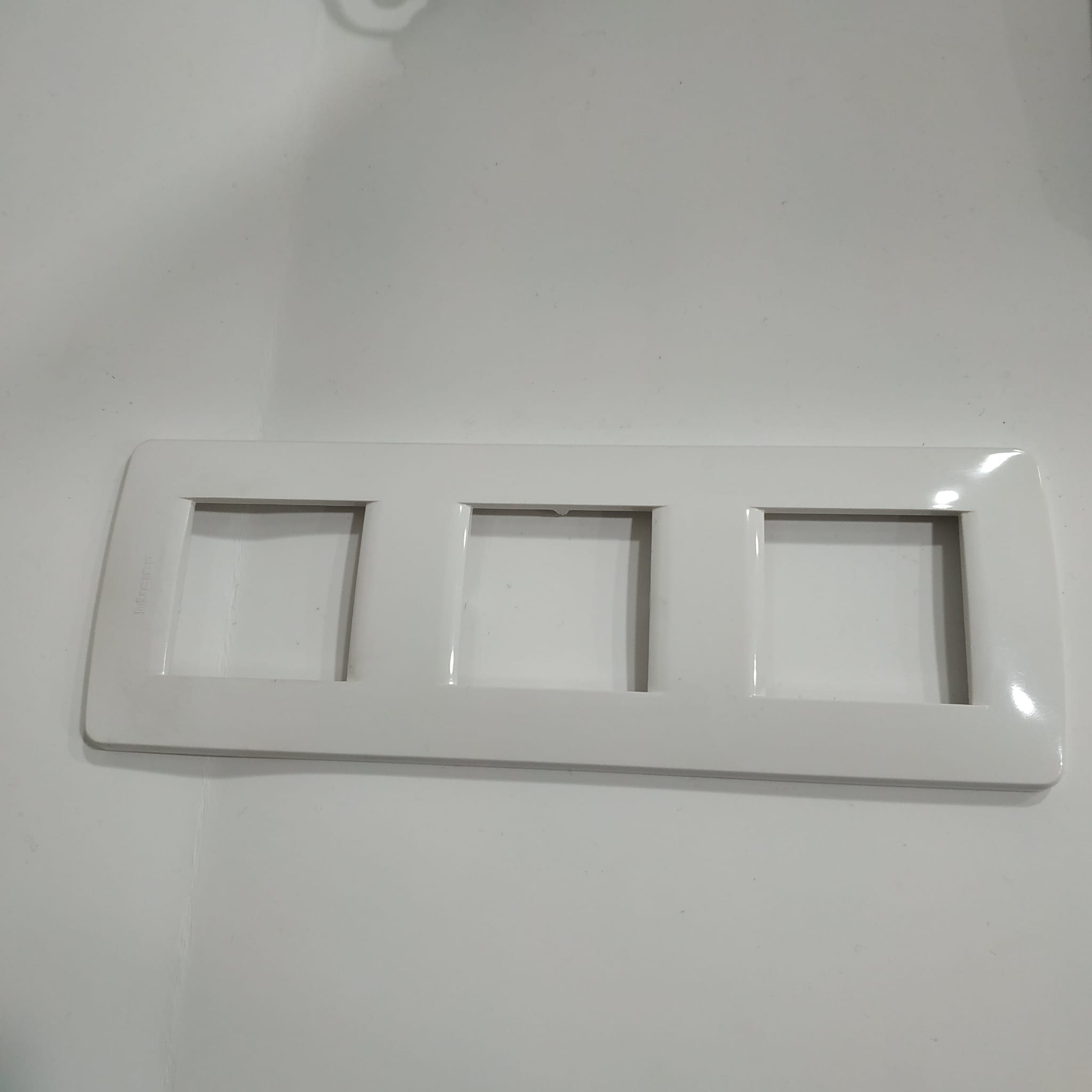 Placa 2+2+2 módulos Bticino Luna blanco nieve